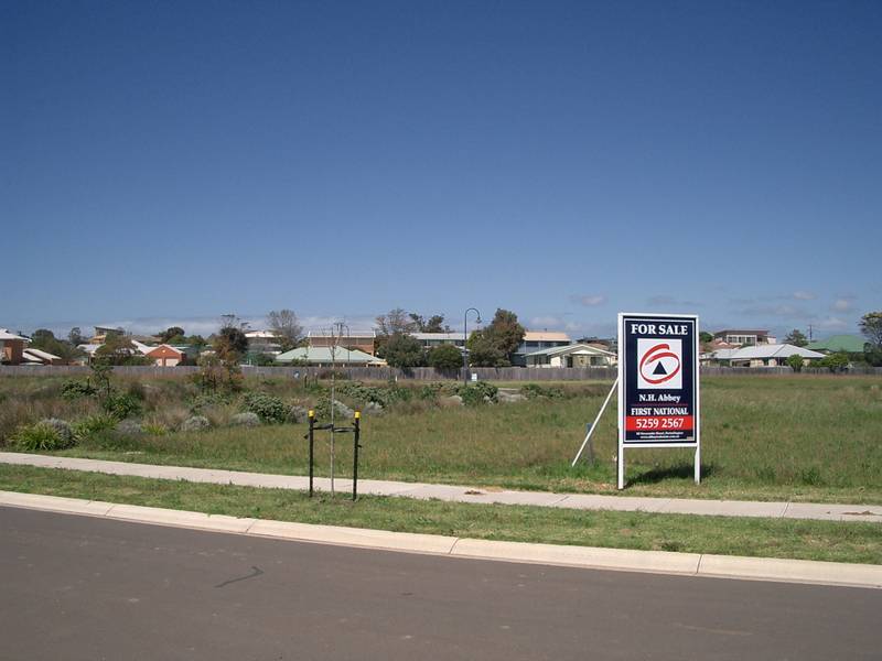 CORNER ALLOTMENT WITH BAY VIEWS! Picture 1