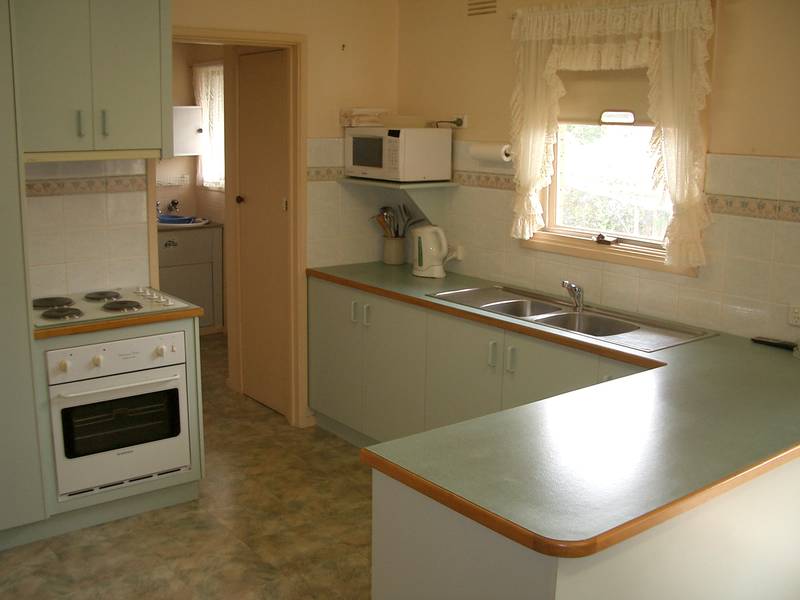 WALK TO SHOPS AND BEACH Picture 3