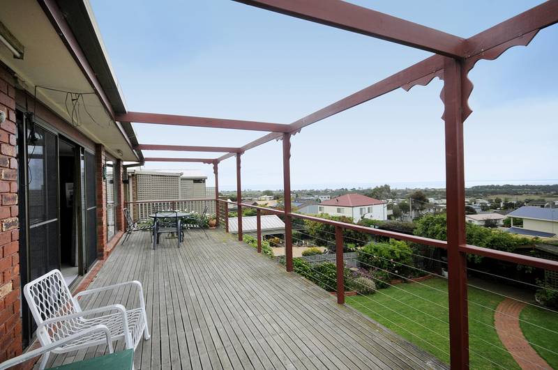 A BIG FAMILY HOME WITH STUNNING BAY VIEWS Picture 2