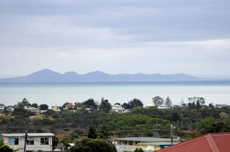 A BIG FAMILY HOME WITH STUNNING BAY VIEWS Picture 3