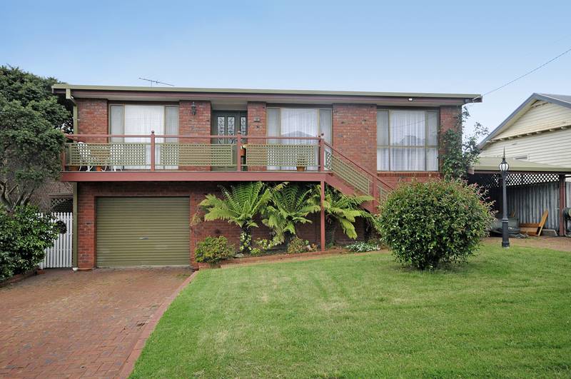 A BIG FAMILY HOME WITH STUNNING BAY VIEWS Picture 1