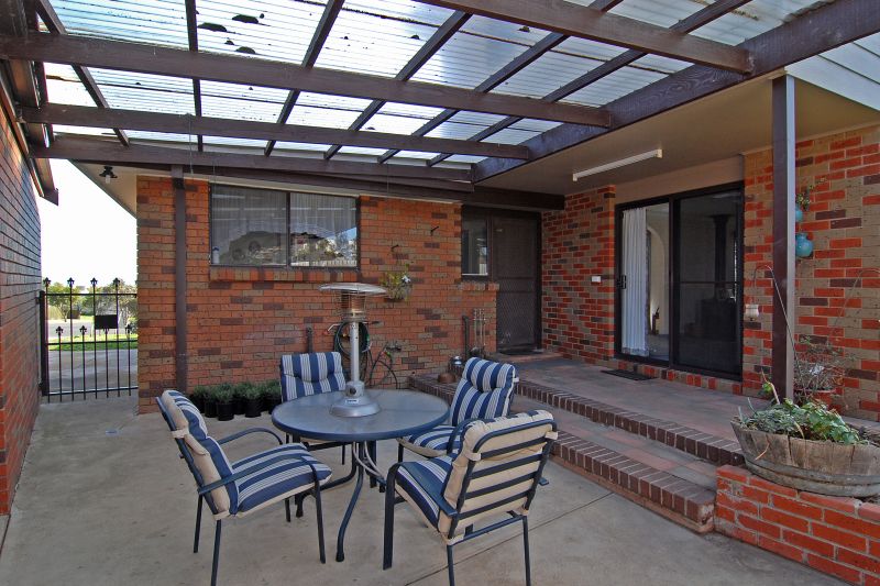 Lovely Three Bedroom Family Home With Views Picture 1