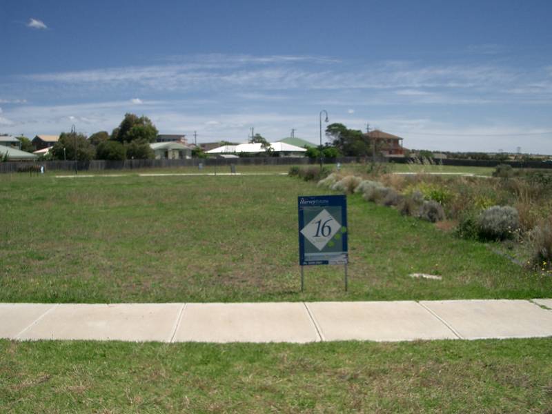 BAY VIEWS BEACH JUST ACROSS THE ROAD Picture 1