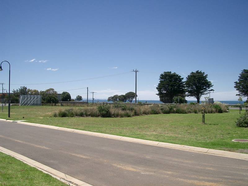 BAY VIEWS BEACH JUST ACROSS THE ROAD Picture 2