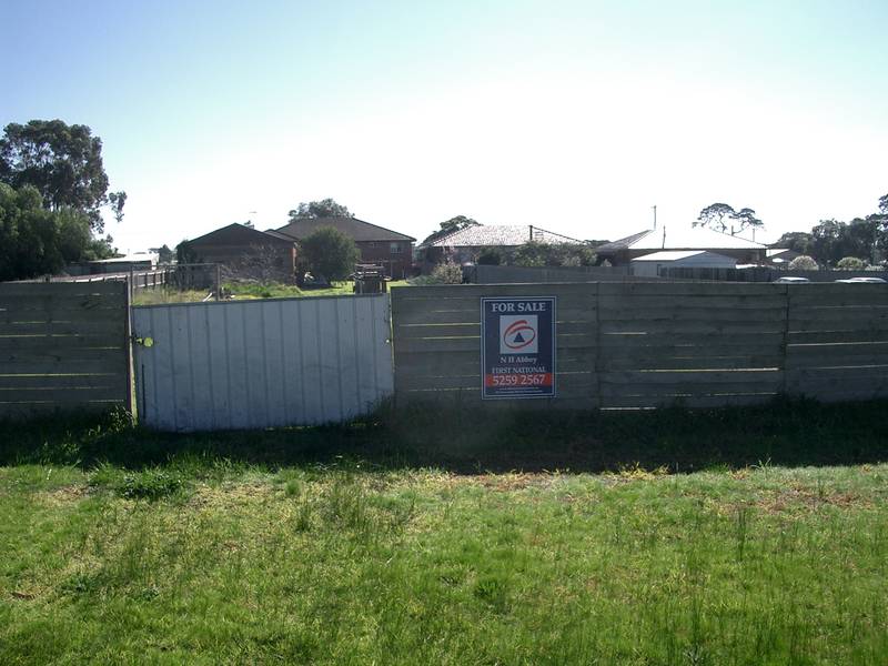 LARGE BLOCK CLOSE TO GOLF CLUB. Picture 1