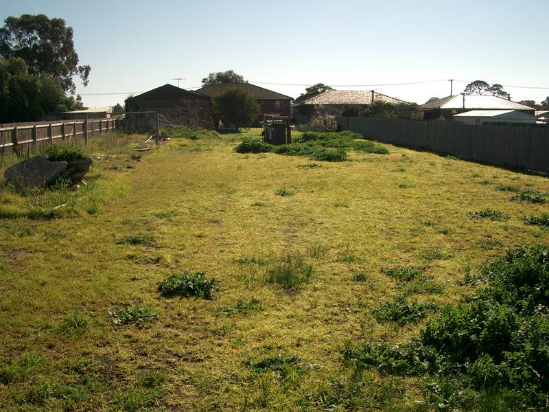 LARGE BLOCK CLOSE TO GOLF CLUB. Picture 3