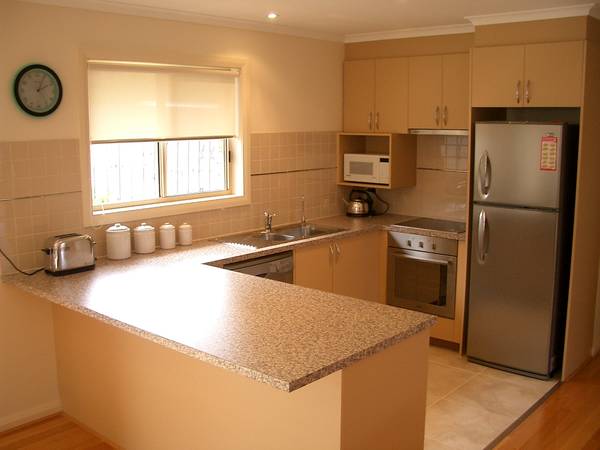 SPOTLESS 2 BEDROOM UNIT. Picture 3