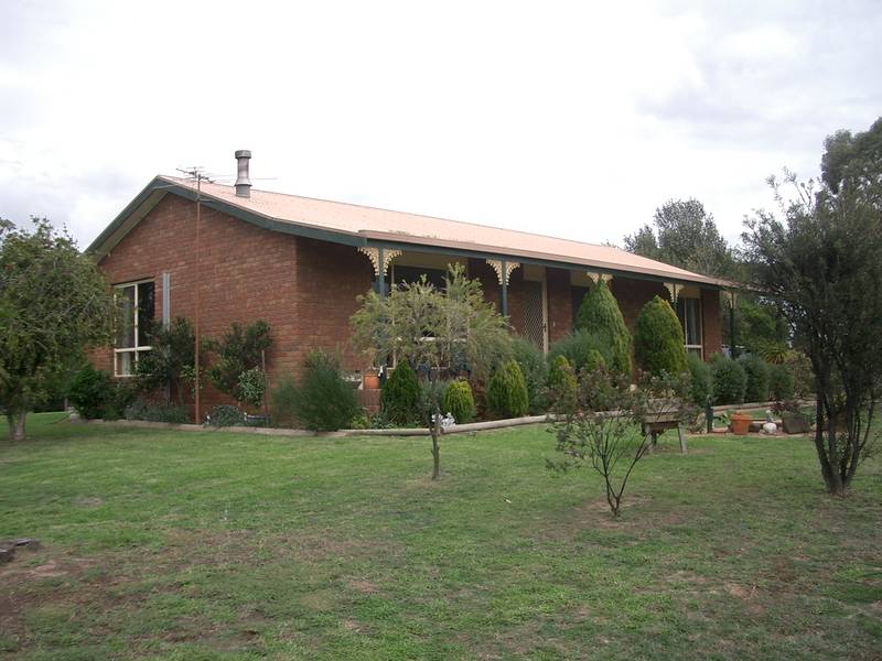 HOUSE ON TWO 10 ACRE TITLES WITH BAY VIEWS. Picture 1
