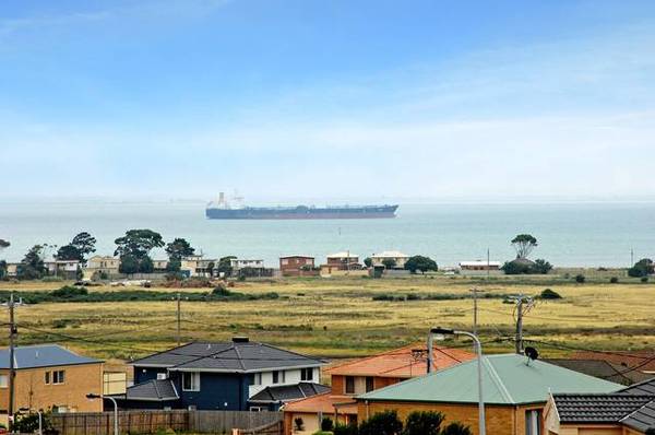 LOVELY SAFE BAY VIEWS. Picture 2