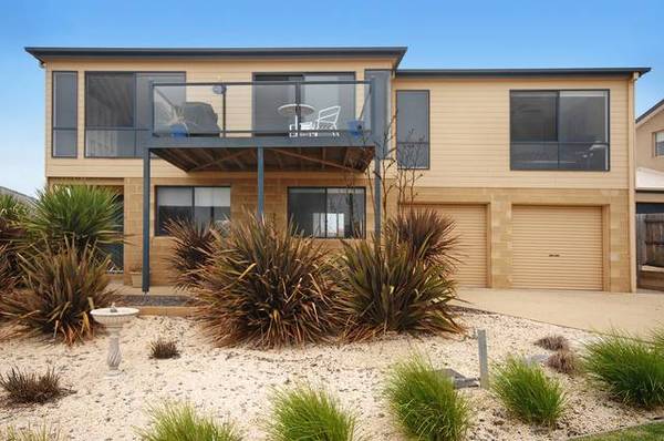 LOVELY SAFE BAY VIEWS. Picture 1