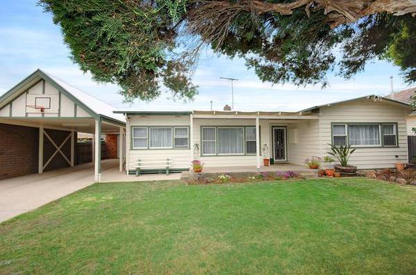 LOCATED IN QUITE COURT WALK TO SCHOOLS. Picture 1