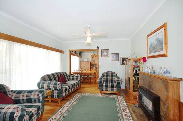 LOCATED IN QUITE COURT WALK TO SCHOOLS. Picture 3