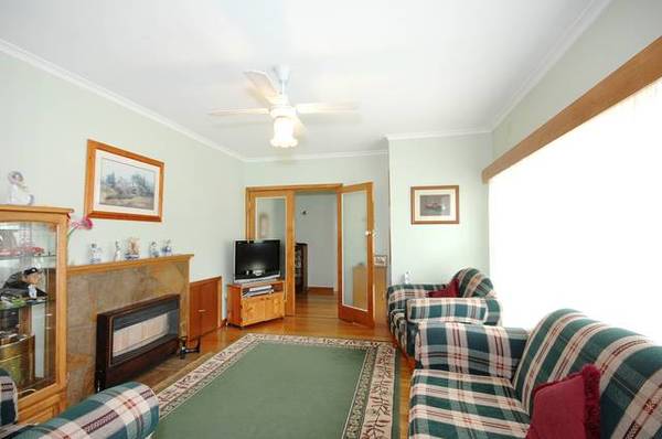 LOCATED IN QUITE COURT WALK TO SCHOOLS. Picture 2