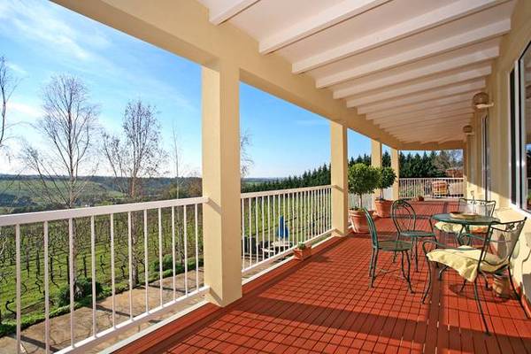 WONDERFUL LIFESTYLE CLOSE TO DEAKIN UNIVERISTY Picture 2