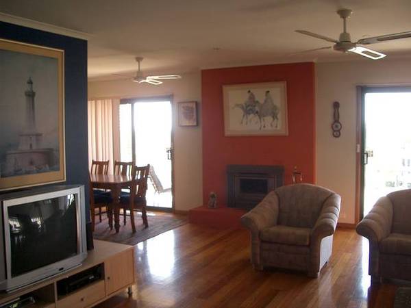 BAY VIEWS & NEAT AS A PIN Picture 3