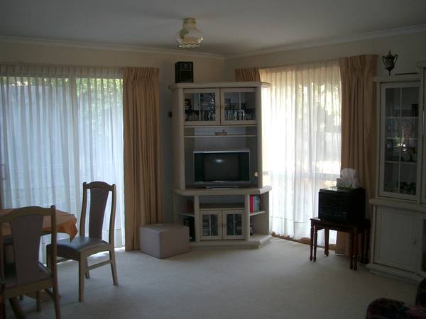 CLOSE TO TOWN IN A QUITE COURT. Picture 3