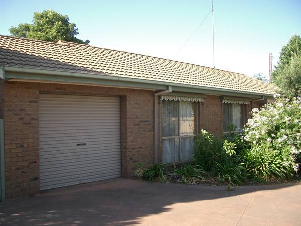 CLOSE TO TOWN IN A QUITE COURT. Picture 2