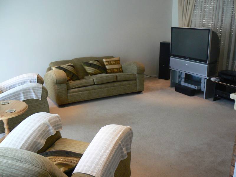 Neat Home in Nice Street! Picture 3