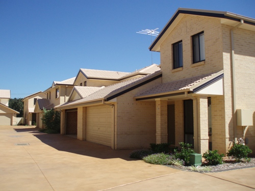 Quality near new townhouse in great complex !!! Picture 1