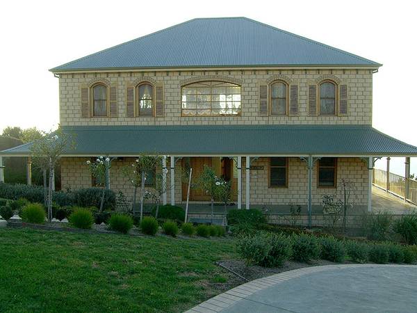 LUXURIOUS LIVING WITH BREATHTAKING VIEWS! Picture 1