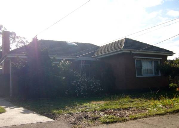 FABULOUS HOME - CONVENIENT LOCATION! Picture 1