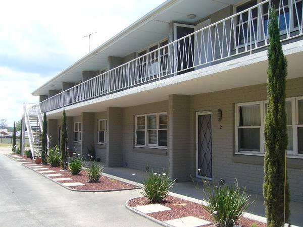CENTRAL LOCATION, WALKING DISTANCE TO DANDENONG MARKET Picture 1