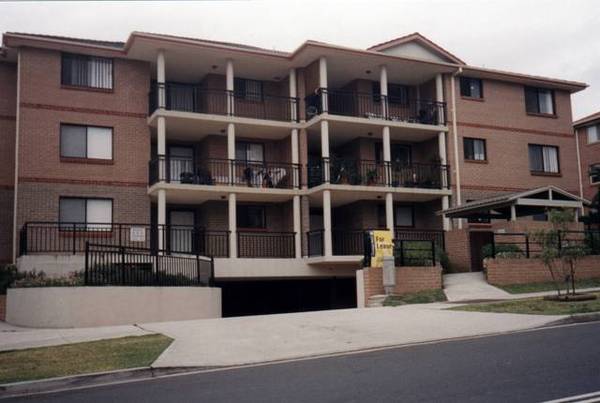 WALK TO STATION & CENTRO SHOPPING CENTRE Picture 1