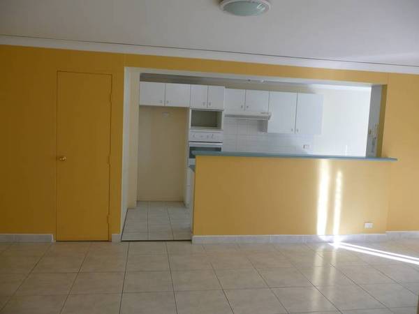 IMMACULATE
PRESENTATION- TOP FLOOR EXTENSIVE VIEWS. Picture 3