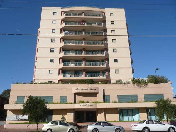 IMMACULATE
PRESENTATION- TOP FLOOR EXTENSIVE VIEWS. Picture 1