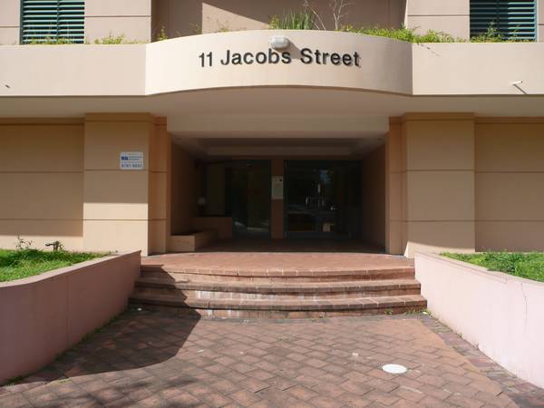 IMMACULATE
PRESENTATION- TOP FLOOR EXTENSIVE VIEWS. Picture 2