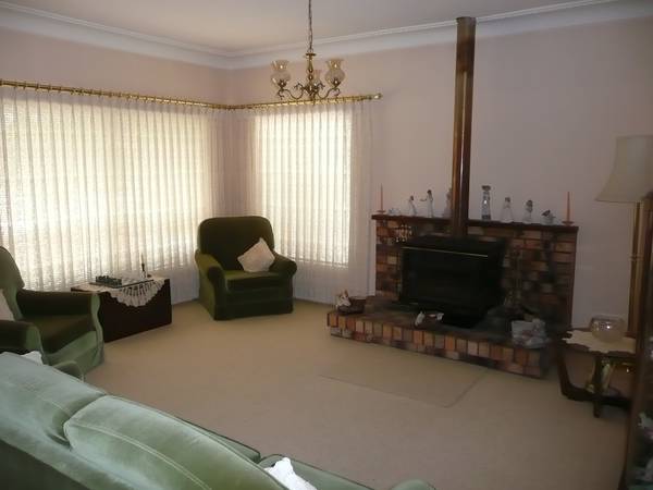 IMMACULATE FAMILY HOME- IN GROUND POOL Picture