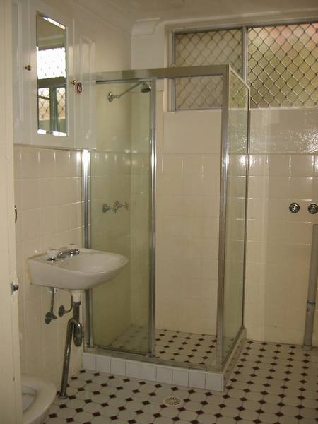 SPACIOUS GROUND FLOOR UNIT Picture 3