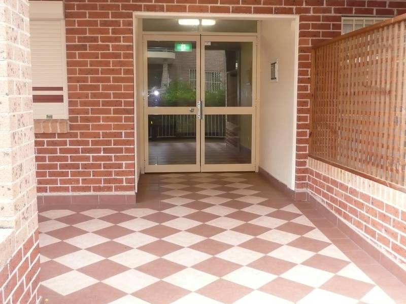 SUNNY NORTHERLY ASPECT- SHORT STROLL TO STATION SHOPS & SCHOOLS Picture 2