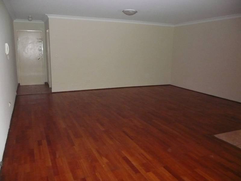 SUNNY NORTHERLY ASPECT- SHORT STROLL TO STATION SHOPS & SCHOOLS Picture 3