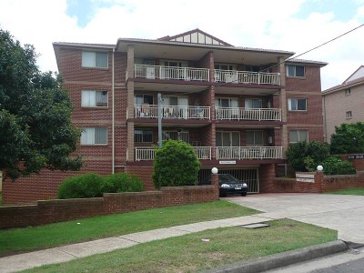 SUNNY NORTHERLY ASPECT- SHORT STROLL TO STATION SHOPS & SCHOOLS Picture