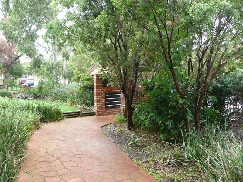 Immaculate 3 Bedroom Top Floor Unit. Picture 2