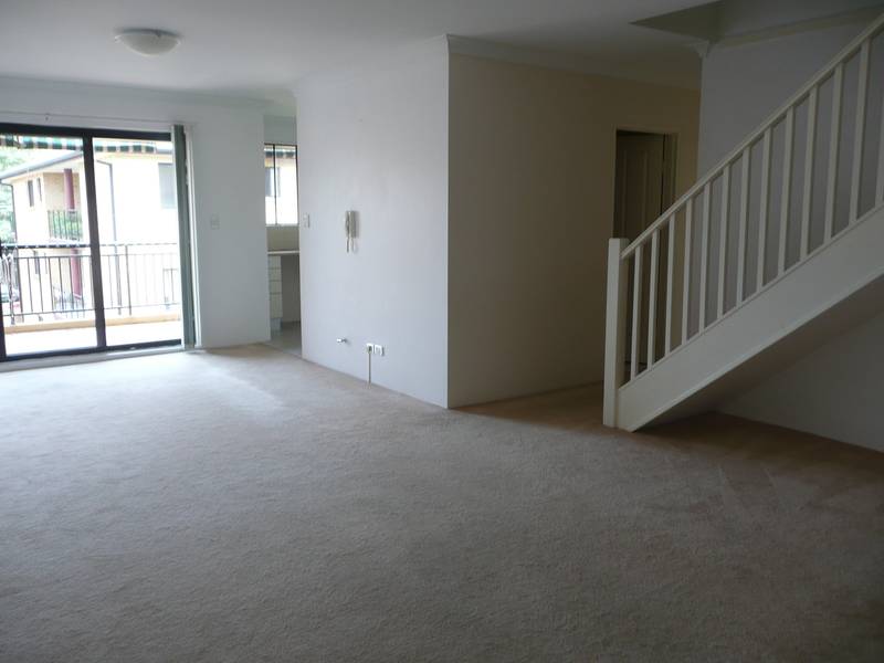 Immaculate 3 Bedroom Top Floor Unit. Picture 3