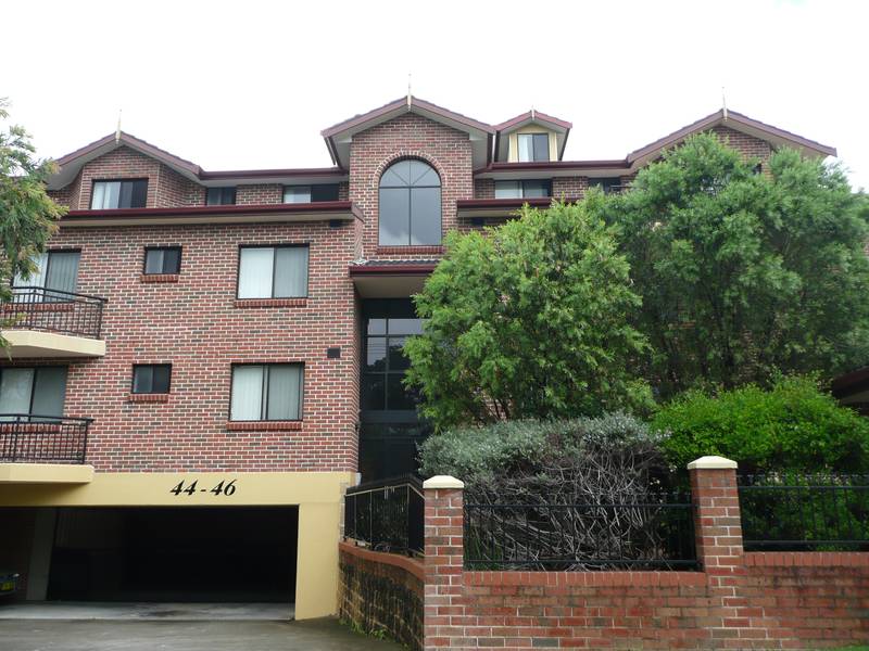 Immaculate 3 Bedroom Top Floor Unit. Picture 1