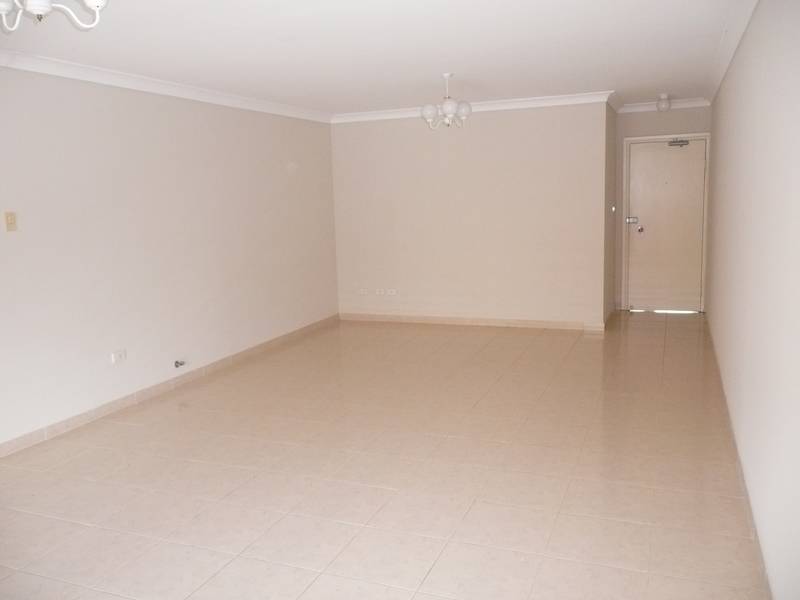 WALK TO STATION & CENTRO SHOPPING CENTRE Picture 2