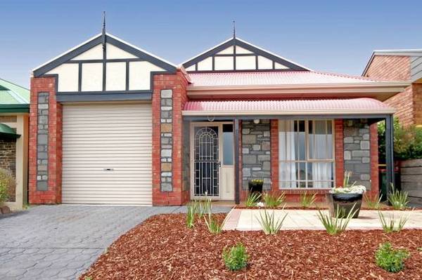 Compact home with views to the sea Picture 1