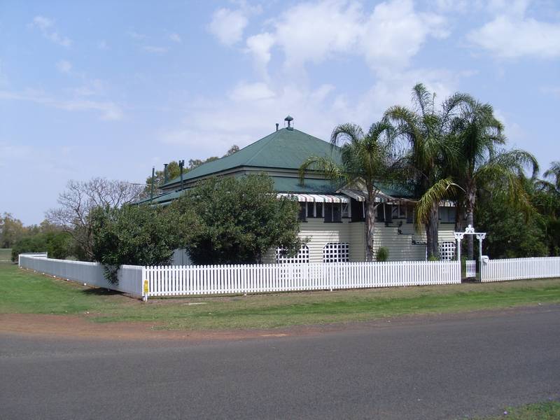 MAGNIFICENT OLD QUEENSLANDER Picture 2
