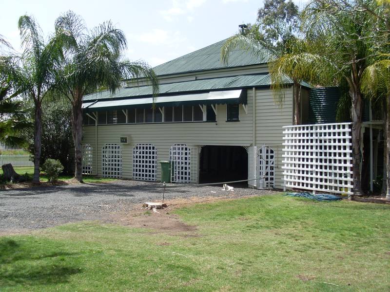 MAGNIFICENT OLD QUEENSLANDER Picture 3