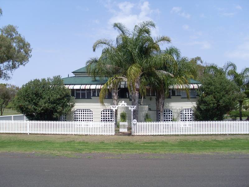 MAGNIFICENT OLD QUEENSLANDER Picture 1