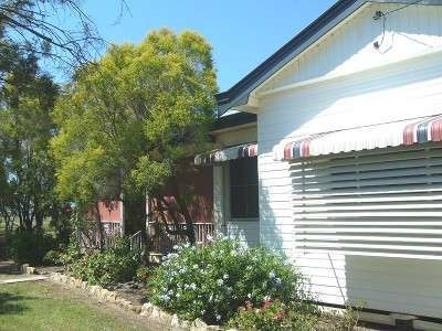 CLOSE TO TOWN Picture