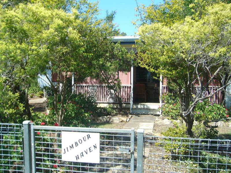 CLOSE TO TOWN Picture 3