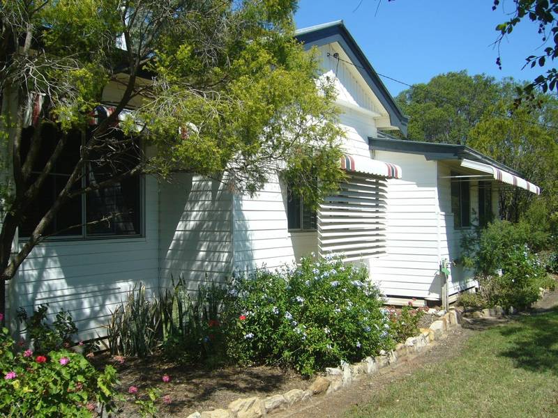 CLOSE TO TOWN Picture 2