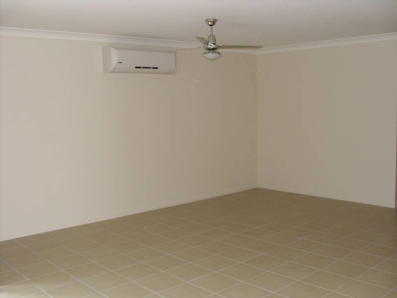 NEW HOME WITHIN WALKING DISTANCE TO GOLF COURSE Picture