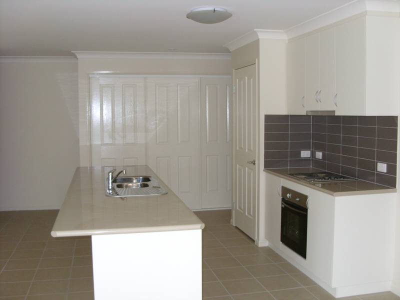 NEW HOME WITHIN WALKING DISTANCE TO GOLF COURSE Picture