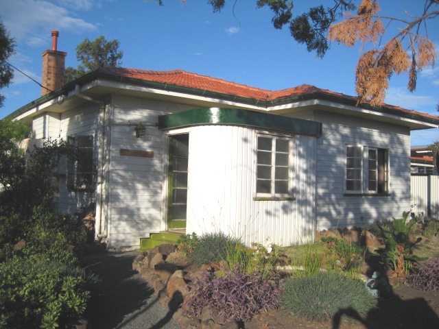 HANDY TO TOWN Picture 2