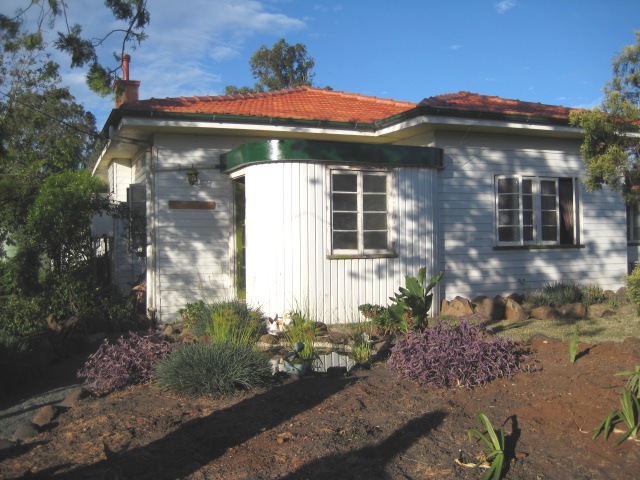 HANDY TO TOWN Picture 1